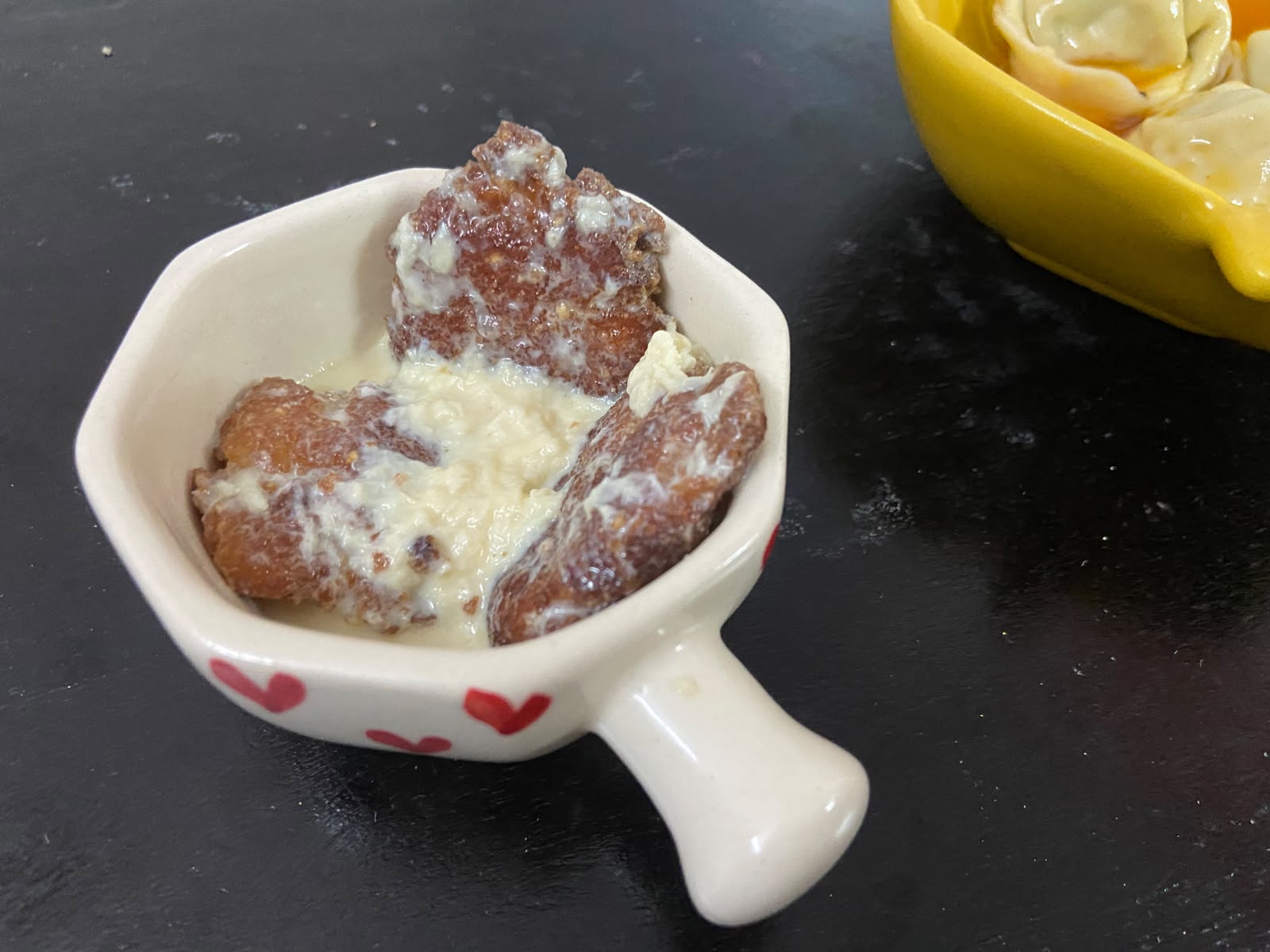 Man kochur roshobora in a small heart-patterned dish
