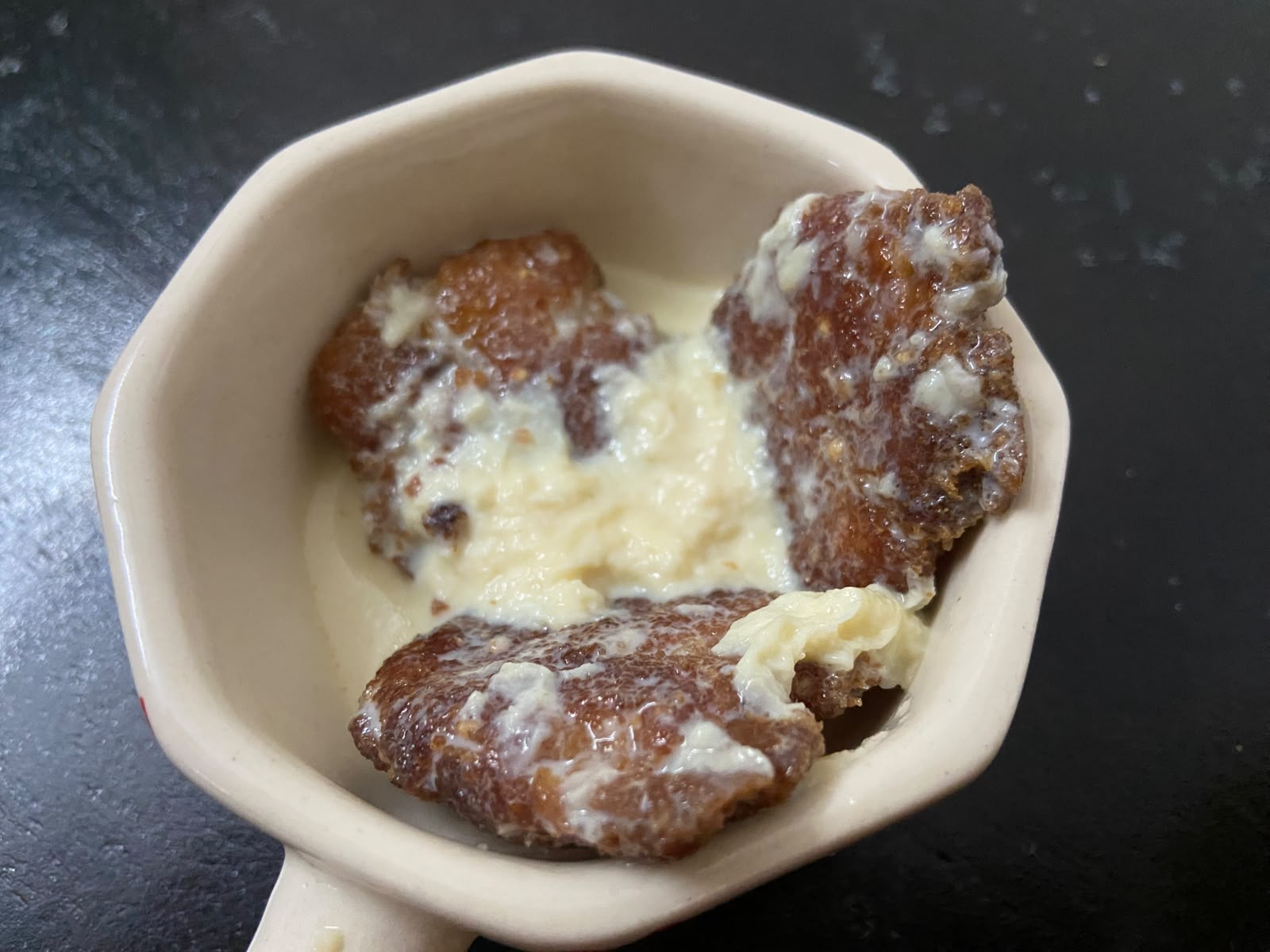 Close-up of the man kochur roshobora, fried pieces in thick cream